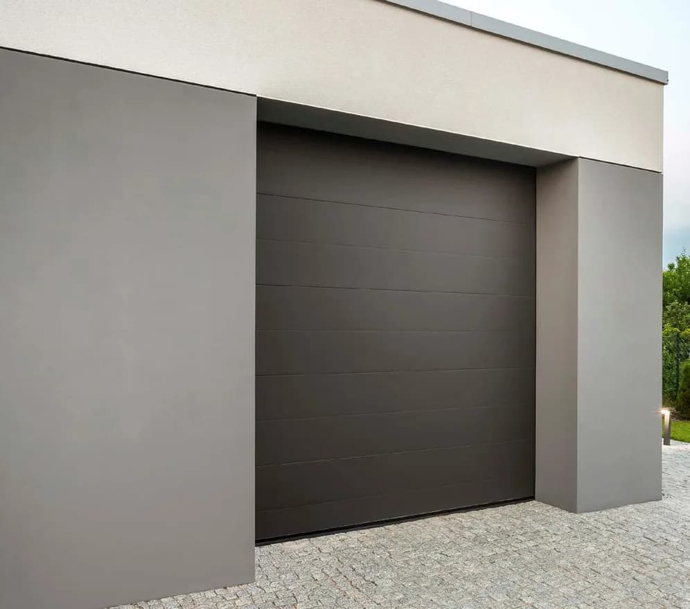 Sektionaltor HOME-X in Großlamelle glatt, anthrazitgrau, an einer modernen Garage